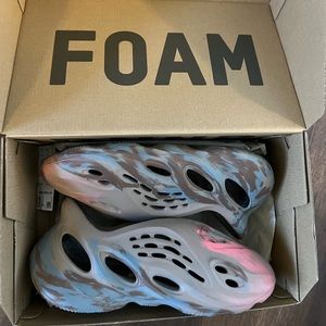 Yeezy foam runner size 7 boys fits a size 9 women